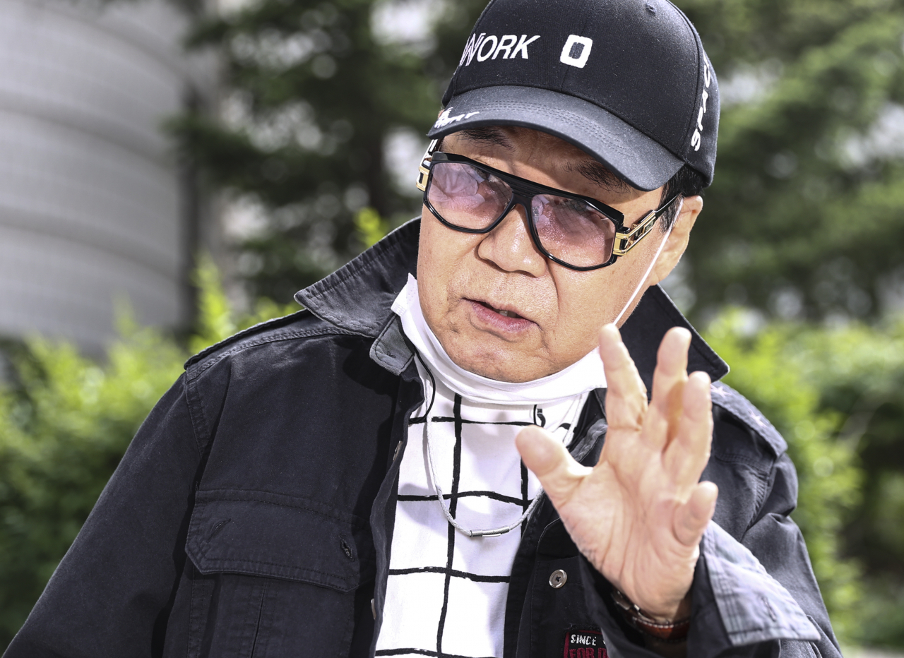 사기 혐의를 받고 있는 가수 겸 화가 조영남이 28일 오후 서초구 서울중앙지법에서 열린 항소심 선고 공판에서 무죄를 선고 받은 후 법정을 나서며 취재진 질문에 답하고 있다. [연합]