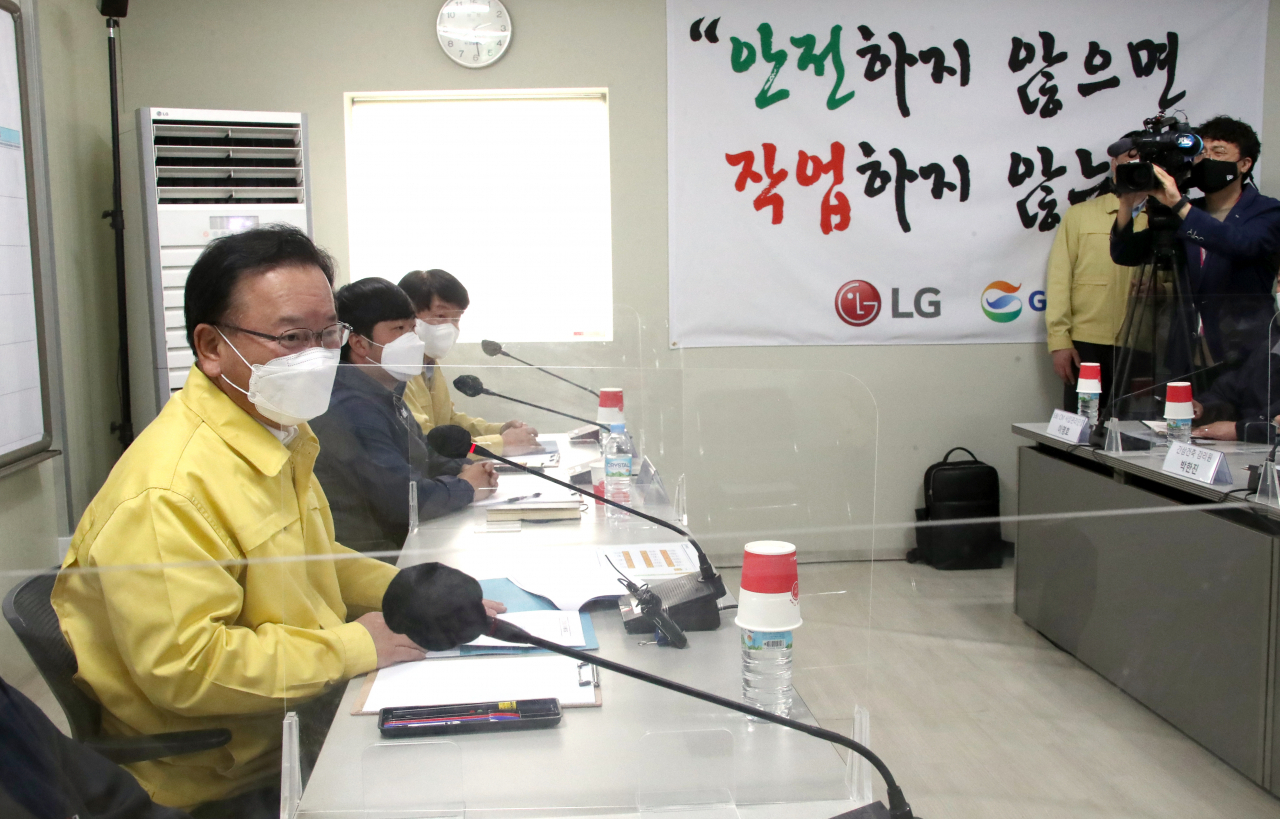 김부겸 국무총리가 28일 서울 마곡 LG 아트센터 신축현장을 방문해 공사현황을 브리핑받고 현장 관계자 등과 간담회를 하고 있다. [연합]