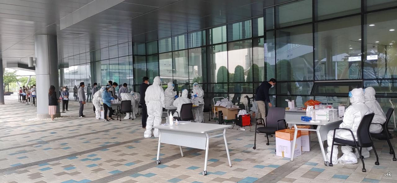 28일 충남도 보건당국이 코로나19 첫 확진자가 나온 충남도청사에 임시 선별진료소를 설치하는 모습. [사진=연합]