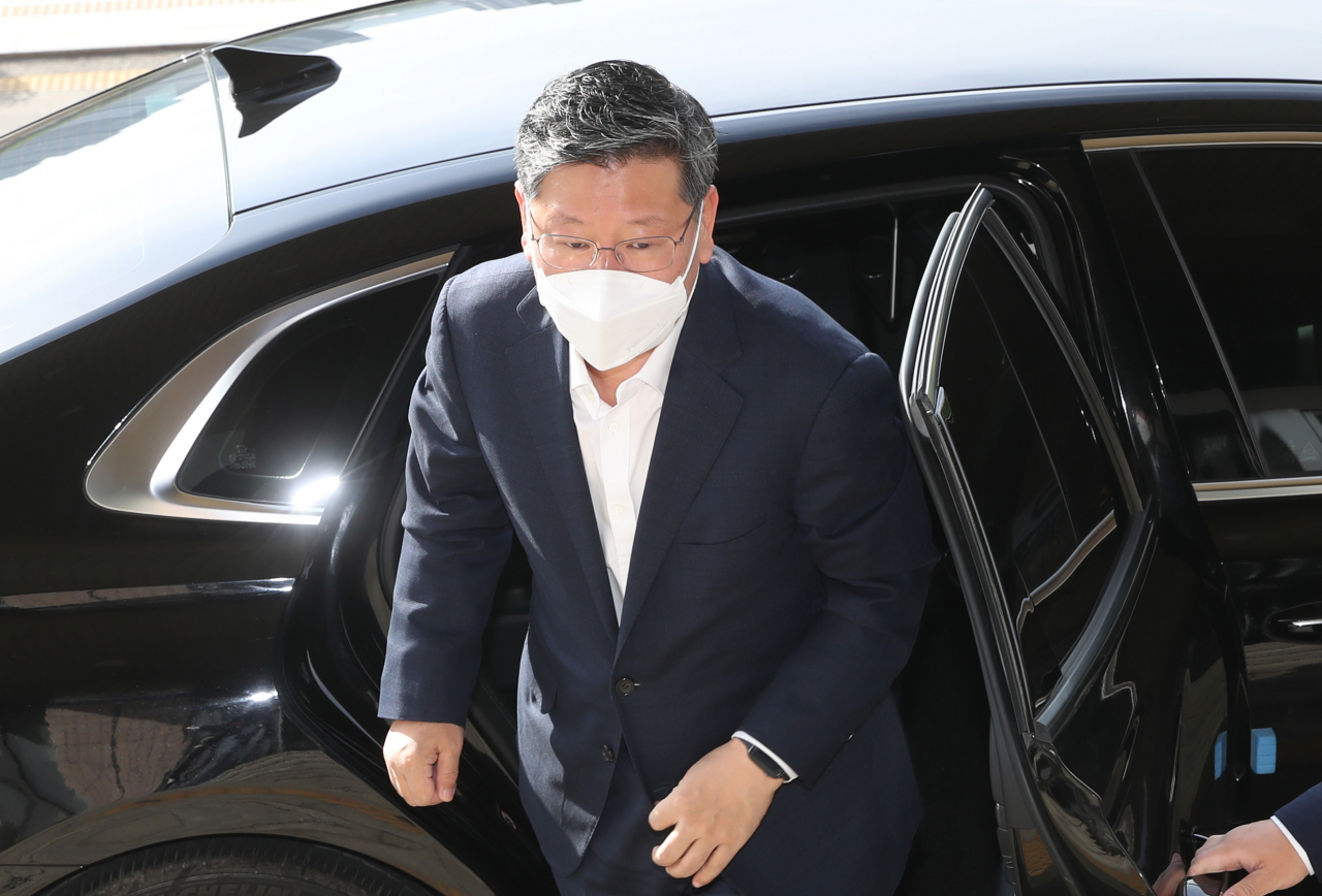 택시 기사 폭행 사건으로 수사를 받아 온 이용구 법무부 차관이 지난 28일 사의를 표명했다. 지난 26일 오전 이 차관이 경기 과천 정부과천청사 내 법무부로 출근하고 있는 모습. [연합]