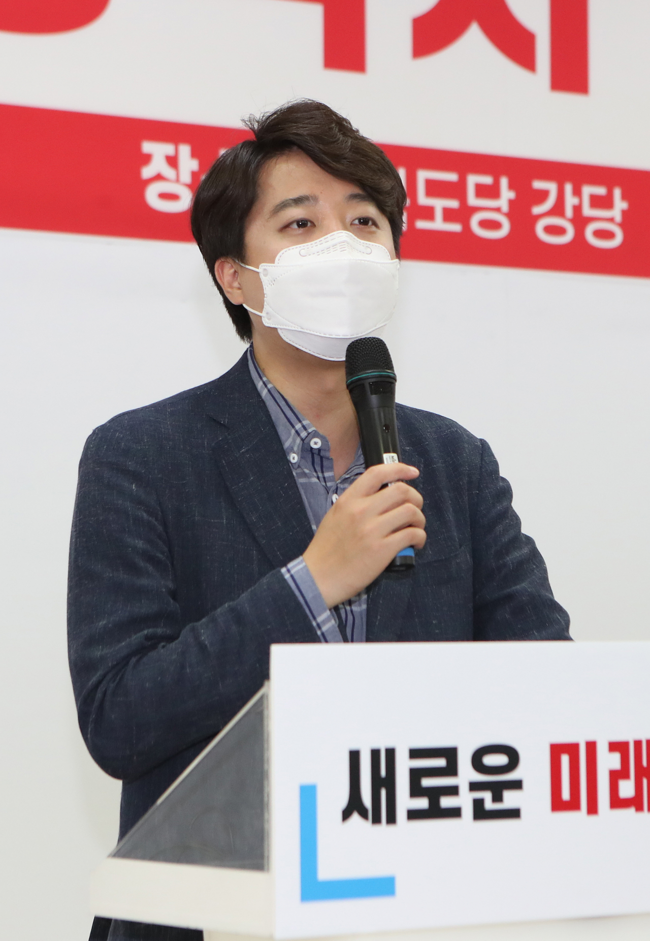 지난 28일 오후 대구시 수성구 범어동 국민의힘 경북도당에서 열린 핵심 당직자 간담회에서 당권주자인 이준석 후보가 인사말을 하고 있다. [연합]