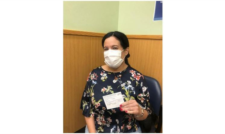 중남미 국가에서 미국으로 백신 관광을 온 우르술라 곤살레스 씨가 워싱턴주(州) 시애틀에 위치한 약국에서 신종 코로나바이러스 감염증(코로나19) 백신을 맞고 접종 증명서를 받은 모습. [CNN]