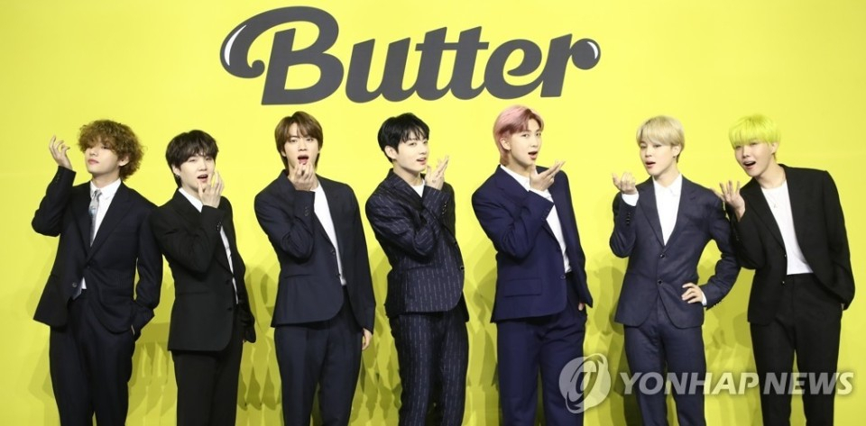 그룹 방탄소년단(BTS)이 21일 오후 서울 송파구 올림픽공원 올림픽홀에서 열린 새 디지털 싱글 '버터'(Butter) 발매 글로벌 기자간담회에서 포즈를 취하고 있다