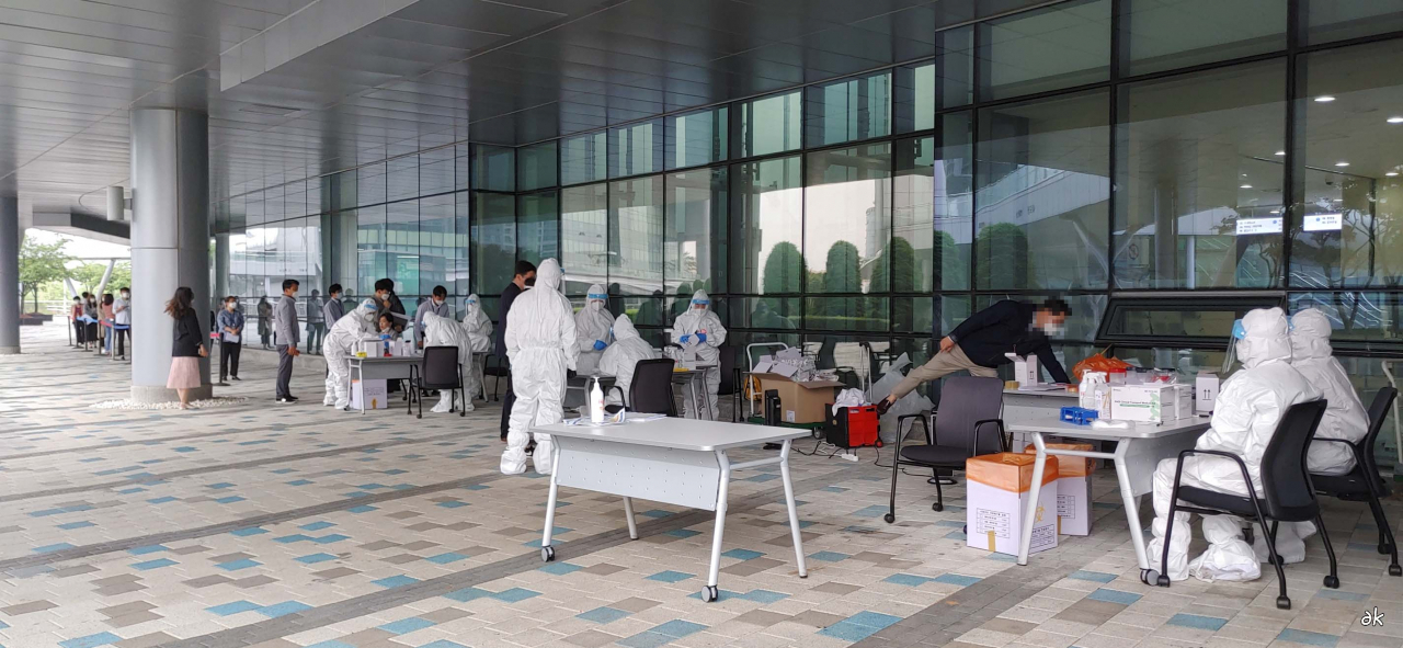 충남도 보건당국이 코로나19 첫 확진자가 나온 충남도청사에 28일 임시 선별진료소를 설치하고 있다. 연합뉴스