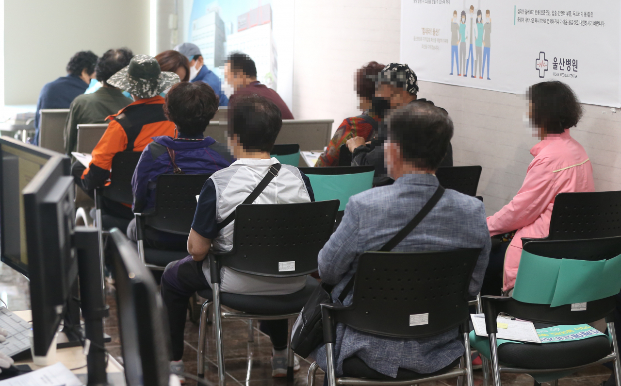 만 65세&sim;74세 일반인을 대상으로 하는 백신 접종 첫날인 27일 오후 울산시 남구 울산병원에서 시민들이 아스트라제네카 백신 접종을 한 후 이상 반응 모니터링을 위해 대기하고 있다. 연합뉴스