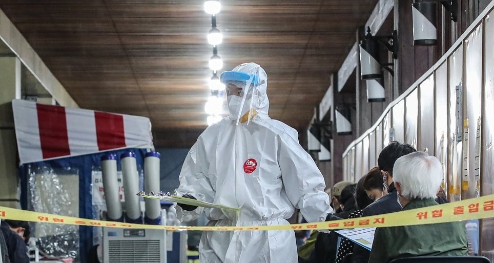 A health worker in a protective suit works at a makeshift virus testing clinic in Seoul on May 28, 2021. (Yonhap)