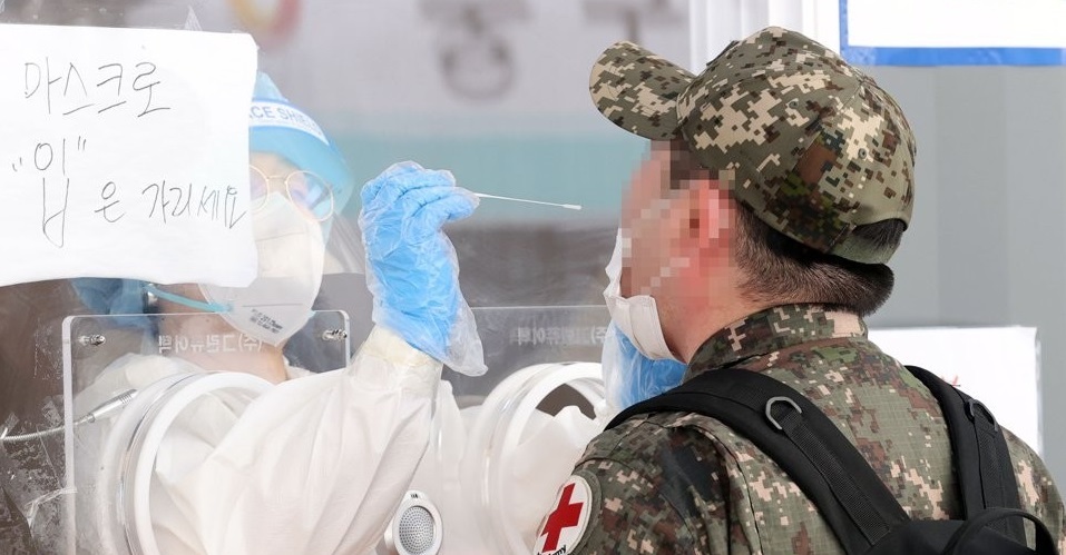 A solider gets tested for the novel coronavirus at a makeshift COVID-19 testing clinic in Seoul on May 24, 2021. (Yonhap)