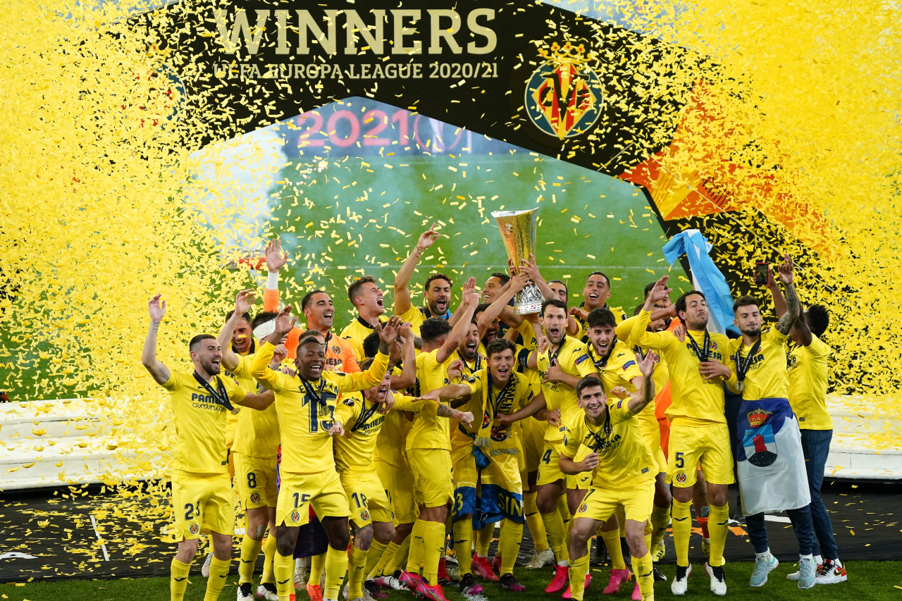 26일(현지시간) 폴란드 그단스크의 그단스크 스타디움에서 열린 유럽축구연맹(UEFA) 유로파리그 결승전에서 맨체스터 유나이티드(맨유·잉글랜드)를 꺾고 우승한 비야레알(스페인) 선수들이 트로피를 든 채 환호하고 있다. 비야레알은 이날 연장까지 120분 동안 1-1로 맞선 뒤 11명의 키커가 나서는 승부차기 끝에 11-10으로 이겼다. 사상 처음 유로파리그 결승에 오른 비야레알은 우승 트로피를 들어 올리며 구단 역사를 새로 썼다. 연합뉴스