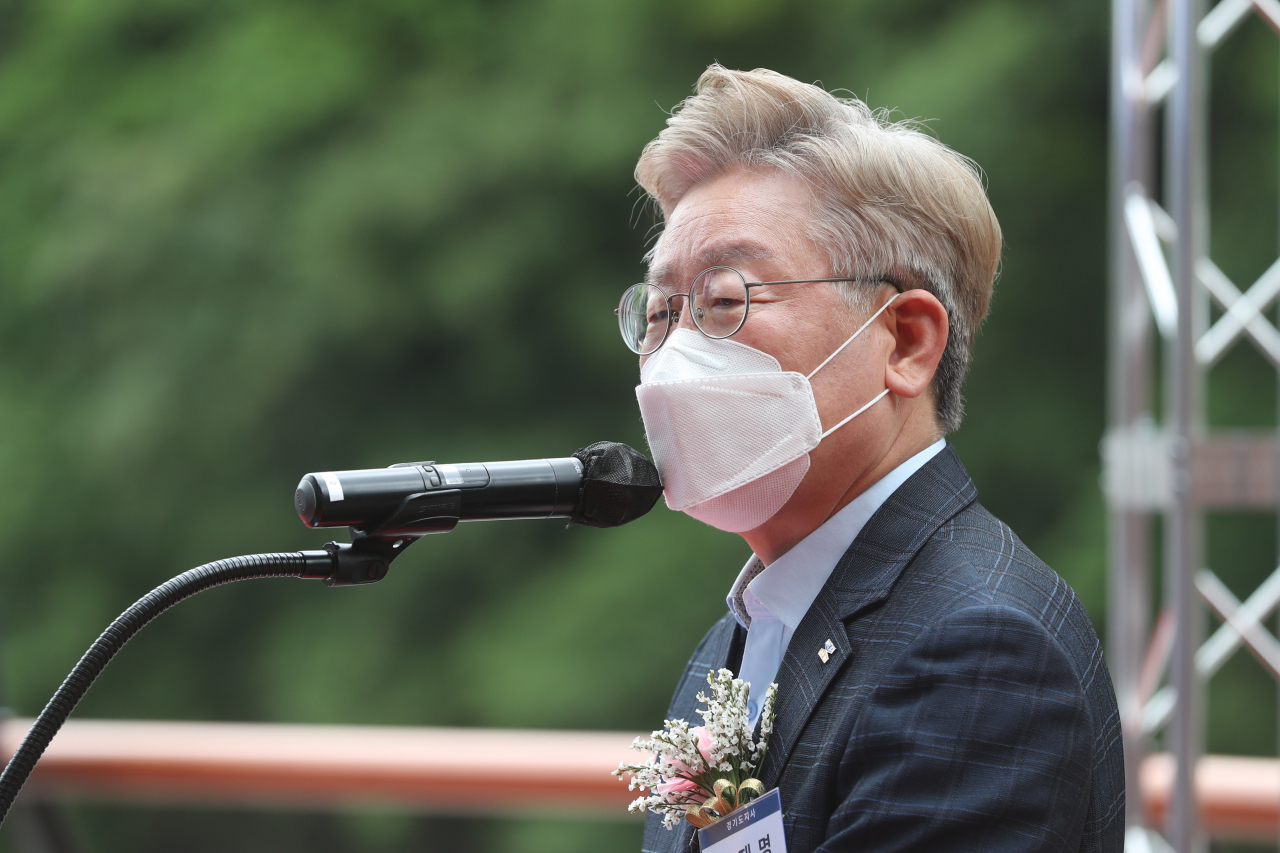 이재명 경기도지사가 지난 26일 경기도 가평군 북면 용소폭포에서 열린 경기도 청정계곡 생활SOC 준공식에서 축사하고 있다. [연합]
