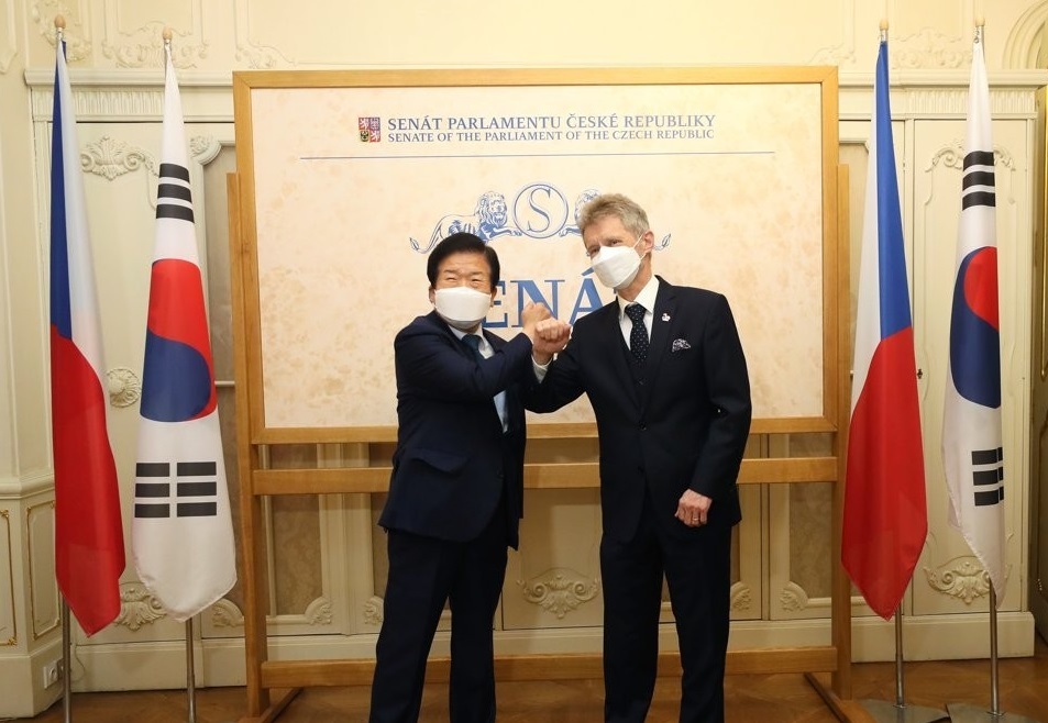 South Korean National Assembly Speaker Park Byeong-seug (L) greets Czech Senate Speaker Milos Vystrcil during his visit to Prague on May 27, 2021, in this photo provided by the National Assembly. (PHOTO NOT FOR SALE) (Yonhap)