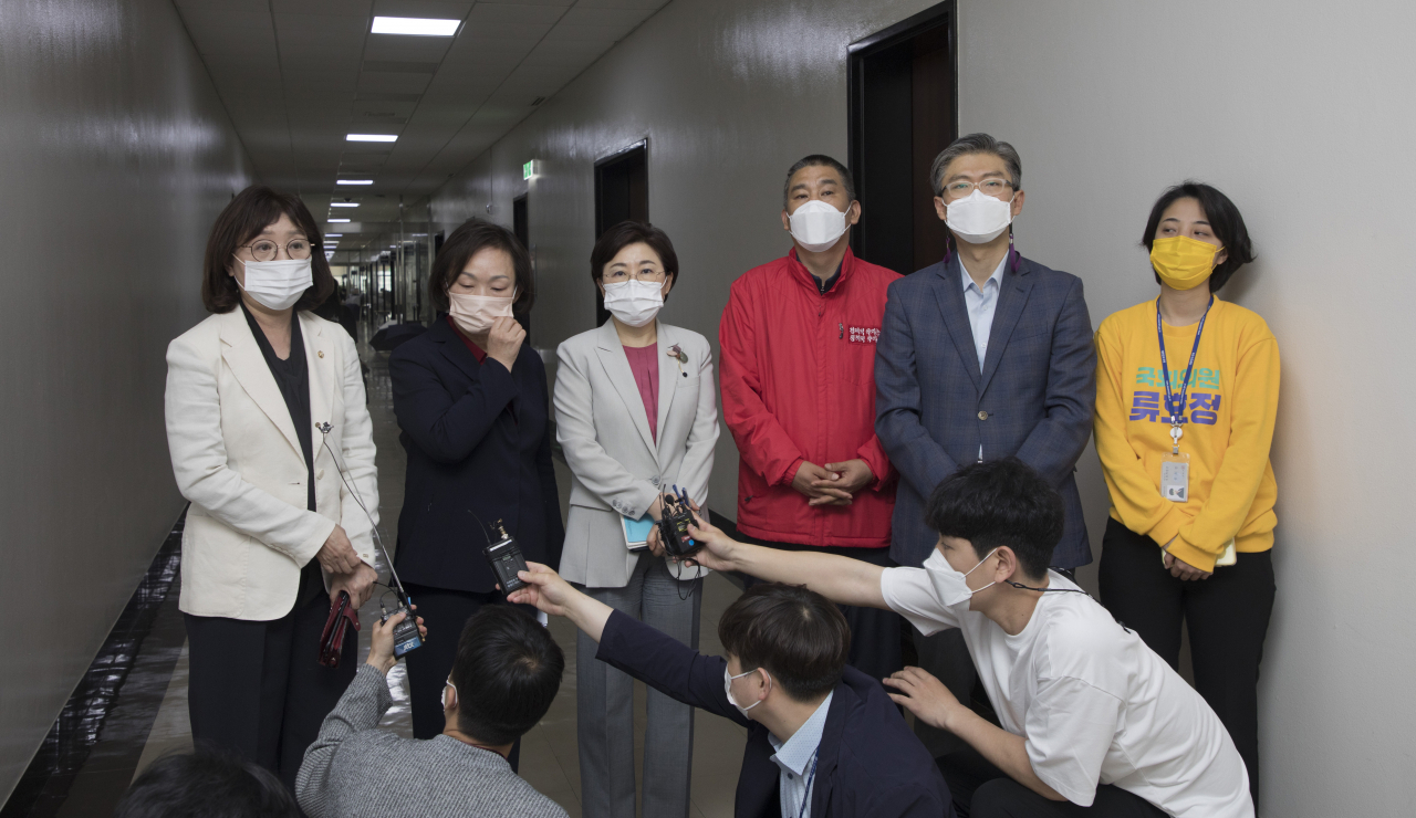 28일 오전 국회 산업통상자원중소벤처기업위원회에서 국민의힘, 정의당, 시대전환 의원들이 손실보상법 심사 촉구 기자회견을 마치고 질문에 답하고 있다. 왼쪽부터 국민의힘 양금희, 한무경, 김정재, 최승재, 시대전환 조정훈, 정의당 류호정 의원. 연합뉴스
