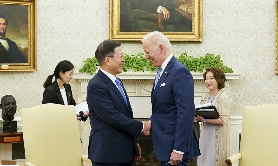 South Korean President Moon Jae-in (L) shakes hands with U.S. President Joe Biden at the White House in Washington, D.C. on May 21, 2021. (Yonhap)