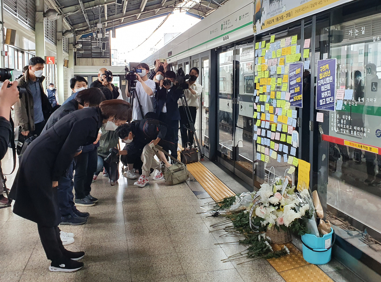 서울지하철 2호선 구의역에서 스크린도어를 혼자 정비하다 열차에 치여 숨진 '구의역 김군'의 5주기 다음 날인 29일 서울 광진구 구의역 9-4 승강장에서 열린 추모제에서 더불어민주당 고민정 의원(왼쪽) 등 참석자들이 고인을 기리고 있다. 연합뉴스
