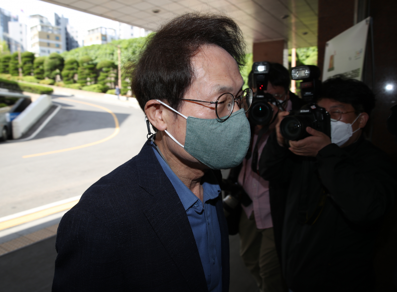전국교직원노동조합(전교조) 소속 해직 교사를 부당하게 특별 채용한 것으로 감사원 감사 결과 드러나 고위공직자범죄수사처(공수처)의 첫 수사 대상이 된 조희연 서울시교육감이 지난 11일 오전 서울 종로구 서울시교육청으로 출근하고 있다. [연합]