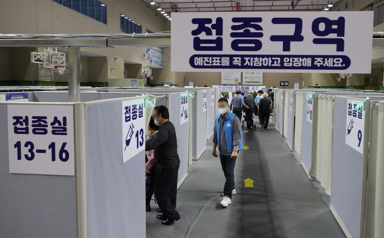 지난 29일 오전 서울 동작구 신종 코로나바이러스 감염증(코로나19) 예방접종센터가 설치된 사당종합체육관에서 시민들이 접종실로 향하고 있다. [연합]
