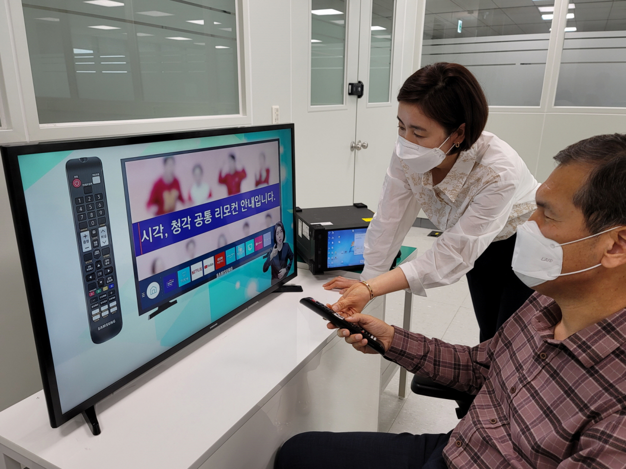 삼성전자 수원 디지털시티에서 영상디스플레이사업부 담당 연구원과 시각장애 임직원이 올해 시청각 장애인용 TV 보급사업에 선정된 제품에 대해 의견을 나누는 모습. [삼성전자 제공]