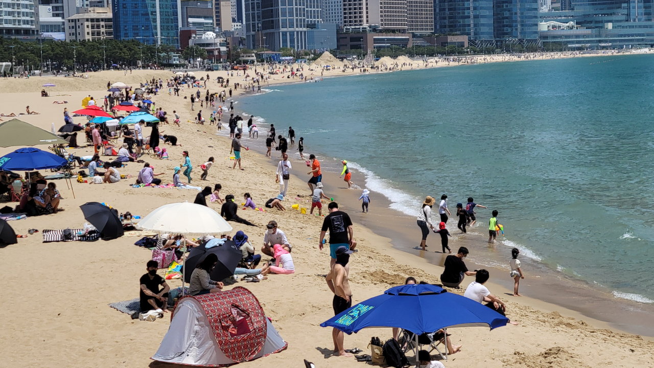 낮 최고기온이 연일 30도를 웃도는 가운데 부산 해운대해수욕장이 붐비고 있다. [연합뉴스]