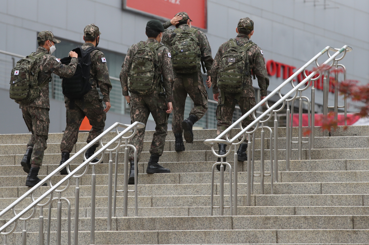 This photo, taken on May 10, 2021, shows service members at Seoul Station. (Yonhap)