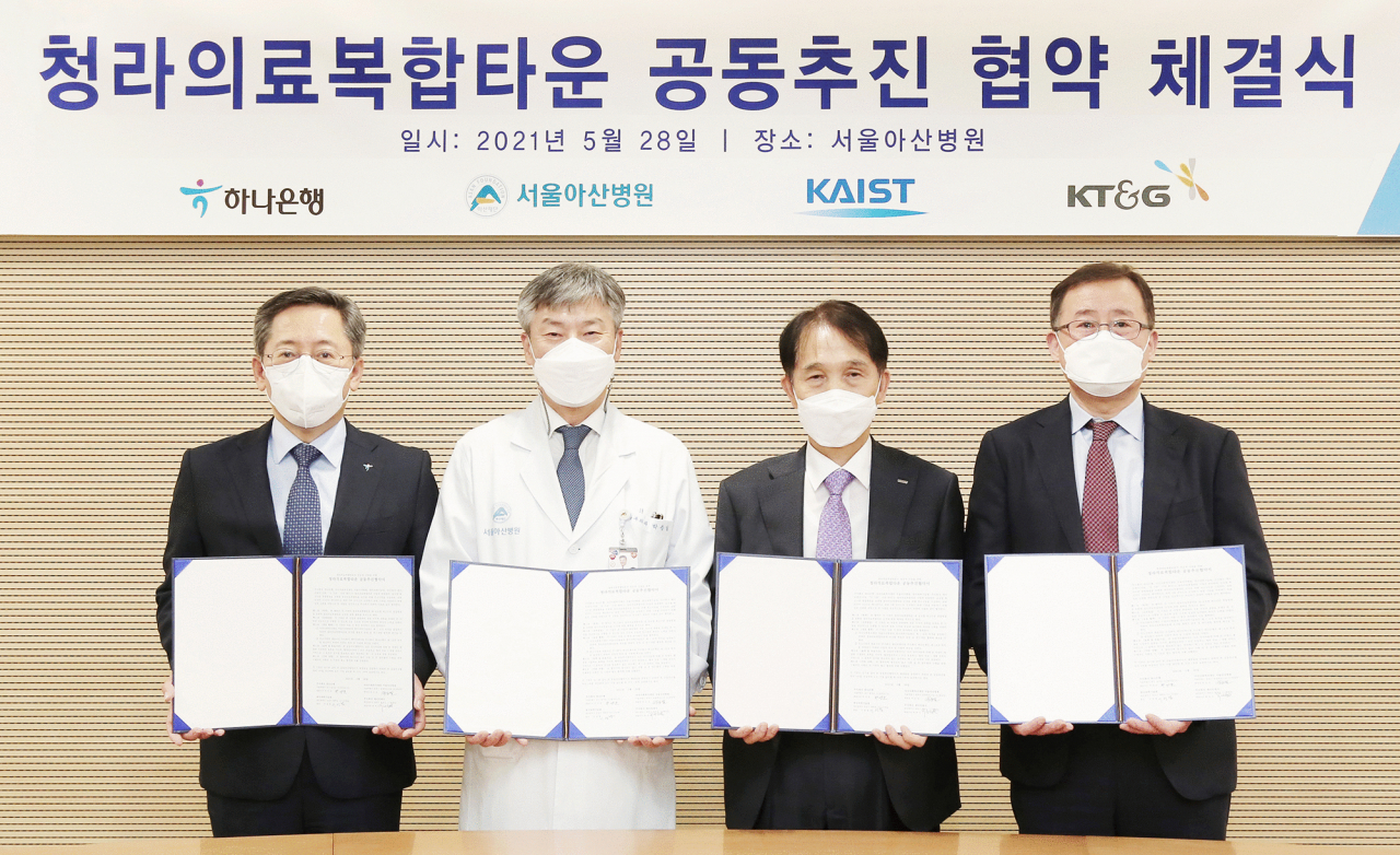 하나은행은 28일 오후 송파구 풍납동 서울아산병원 동관에서 서울아산병원, 한국과학기술원, KT&G와 청라의료복합타운'의 성공적인 사업 공동 추진을 위한 업무협약을 체결했다.이날 협약식에 참석한 박성호 하나은행장(사진 왼쪽 첫 번째), 박승일 서울아산병원장(사진 왼쪽 두 번째), 이광형 한국과학기술원 총장(사진 왼쪽 세 번째), 박광일 KT&G 본부장(사진 맨 오른쪽)이 기념 촬영을 하고 있다.