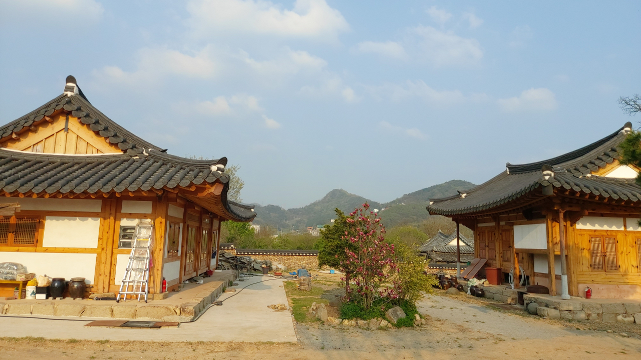종가 전각사이로 오성산성이 보인다.
