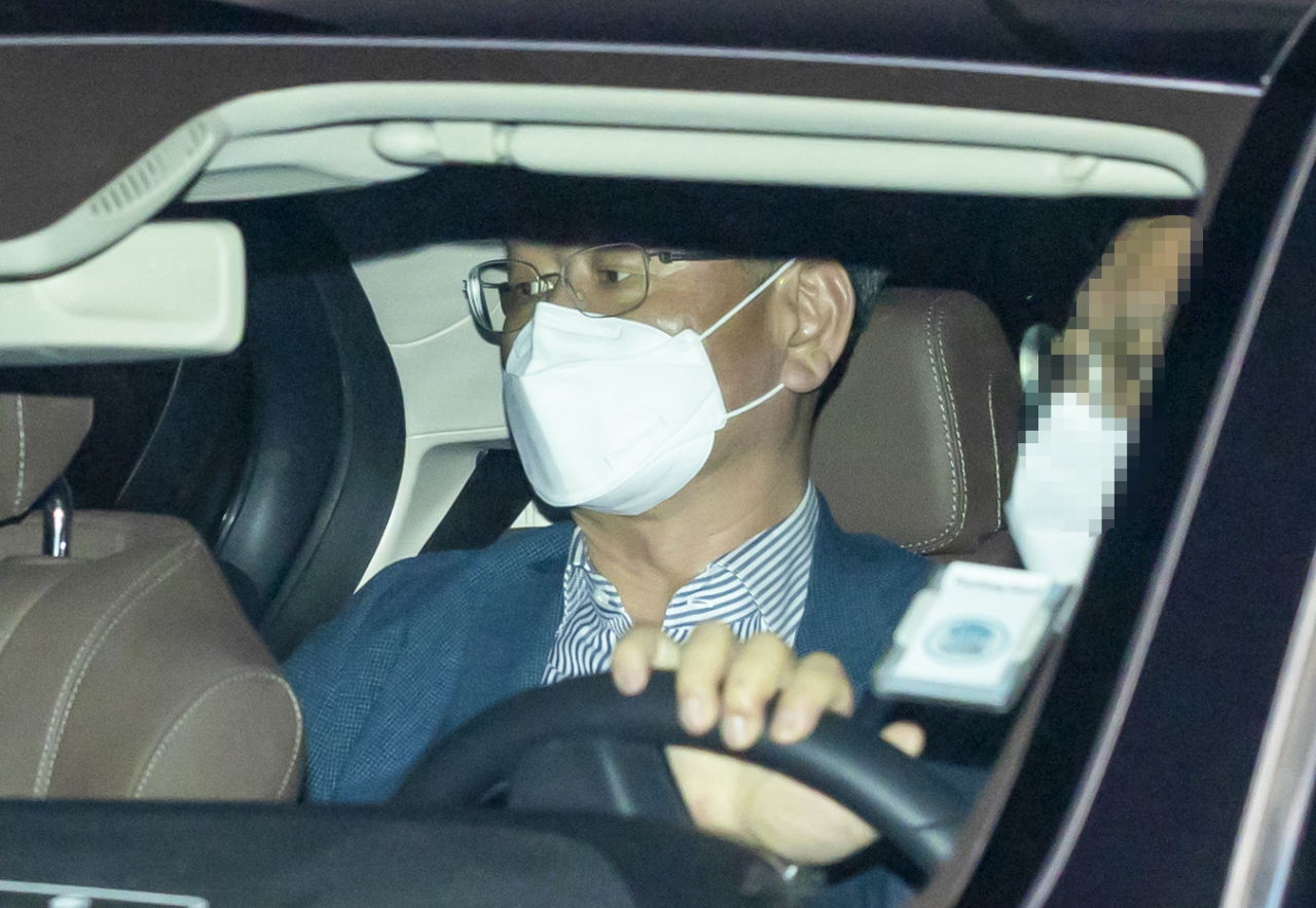 택시기사 폭행 사건 이후 증거인멸 교사 혐의 등으로 소환 조사를 받은 이용구 법무부 차관이 31일 새벽 서울 마포구 서울경찰청 반부패·공공범죄수사대를 나서고 있다. [연합]
