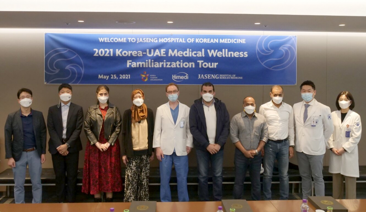 한국의료관광을 돌아본 중동지역 의료관광리더들이 한국 의료진, 관광기획자들과 기념촬영을 하고 있다.
