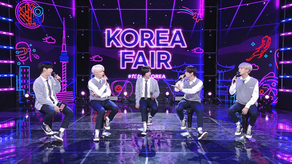 투모로우바이투게더가 한국관광공사의 일본 MZ세대 겨냥 온라인 쇼 ‘코리아페어’에 출연 토크쇼를 하고 있다.
