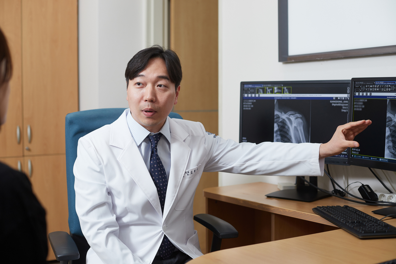 중년층에서 어깨 통증이 발생하면 수술 없이도 좋아질 수 있는 동결견(오십견)으로 오해하고 통증을 참아 병을 키우는 경우가 많다.