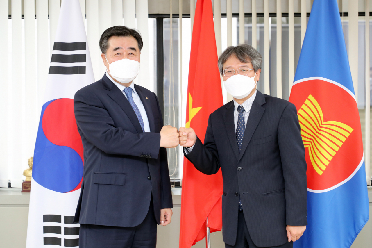 김형 대우건설 사장(왼쪽)과 응우옌 부 뚱 주한베트남대사가 지난 27일 서울 종로구 수송동 주한베트남대사관에서 면담하기에 앞서 기념촬영을 하고 있다. [대우건설 제공]