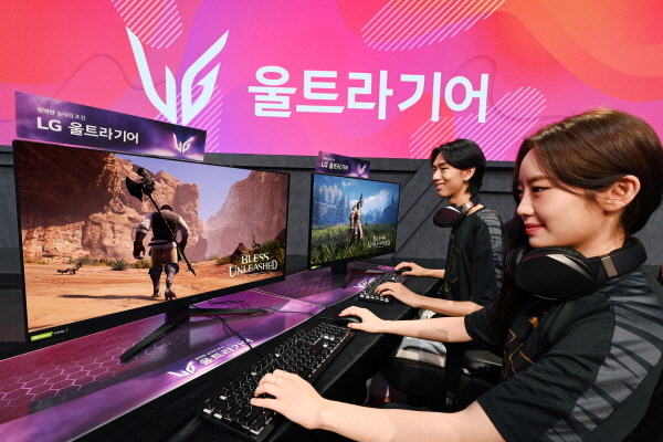 LG전자가 LG 울트라기어 게이밍 모니터 신제품(32GP850)을 선보인다고 31일 밝혔다. 모델들이 울트라기어 모니터로 게임을 즐기고 있다. [LG전자 제공]