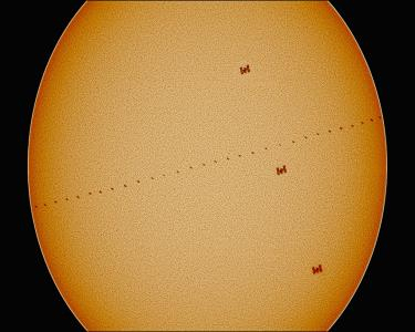 우수상을 받은 ‘ISS’ Double Solar Transit. 하루동안 국제우주정거장은 같은 장소에서 태양면을 두 번 지나가는데, 고도 5도인 태양 면을 통과하는 ISS와 고도 68도인 태양 면을 통과하는 ISS를 한 장에 담았다.[한국천문연구원 제공]