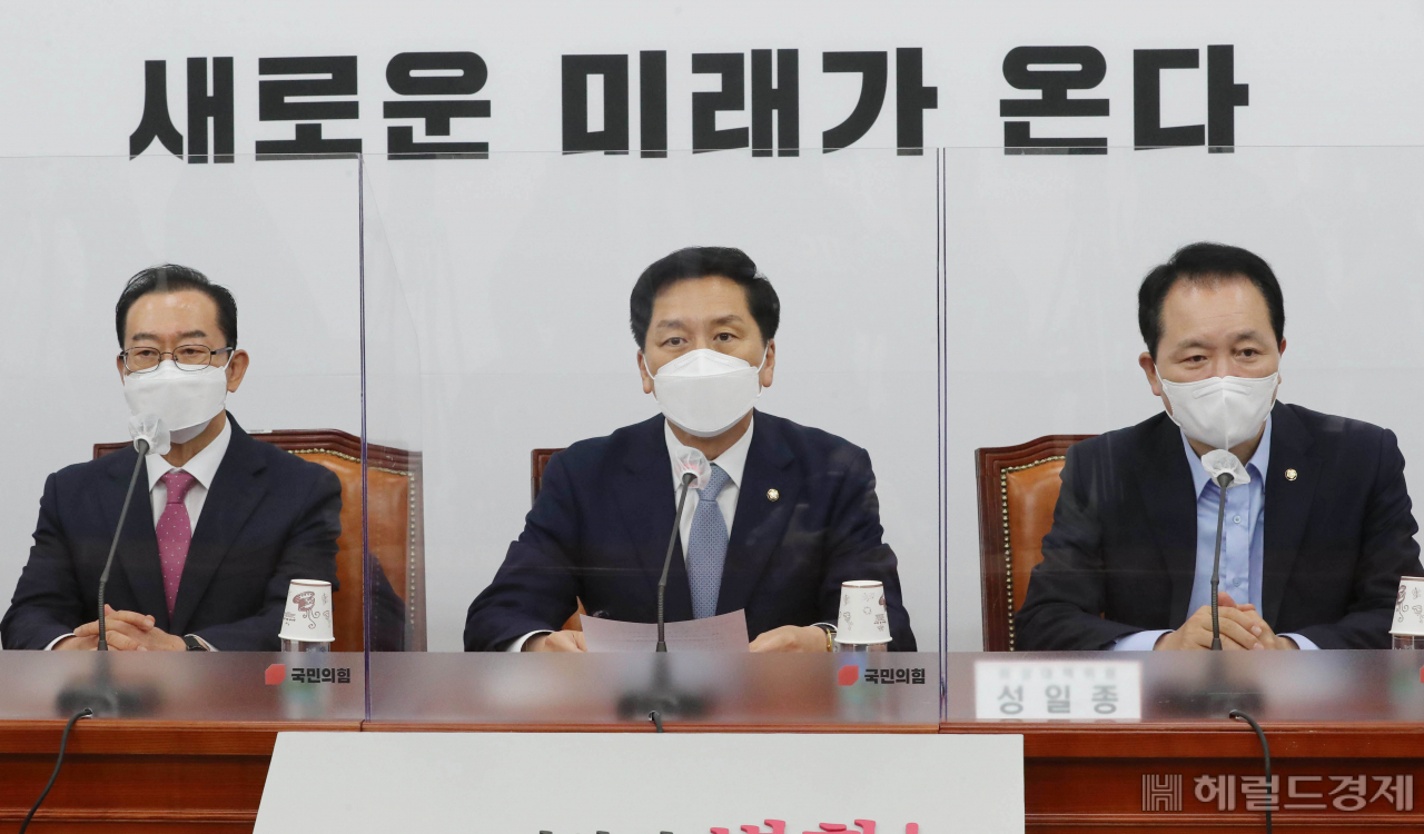 [헤럴드경제=이상섭 기자] 31일 오전 서울 여의도 국회에서 열린 국민의힘 비상대책위원회의에서 김기현 당 대표 권한대행이 모두발언을 하고 있다. babtong@heraldcorp.com