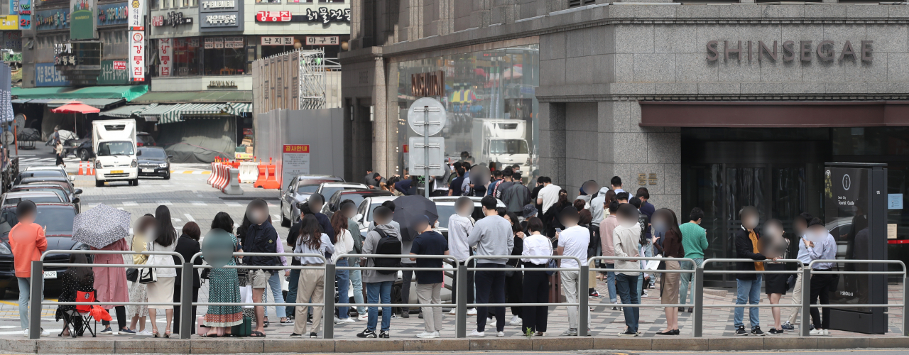 지난 29일 오전 서울 중구 신세계백화점에서 시민들이 명품 구매를 위해 명품관 입장을 기다리며 길게 줄을 서 있다. [연합뉴스 제공]