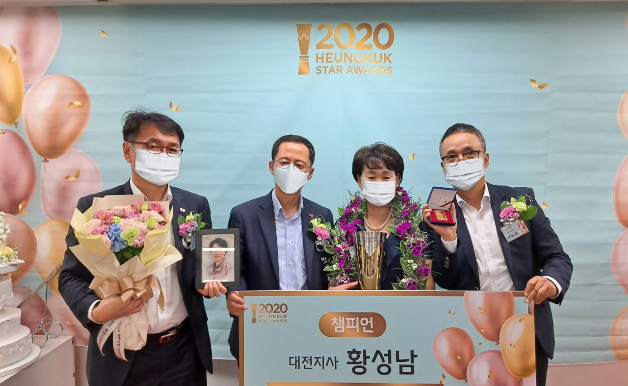박춘원(왼쪽 두번째) 대표이사가 연도대상 챔피언 황성남 FC(왼쪽 세번째)를 포함한 임직원들과 함께 기념촬영을 하고 있다.