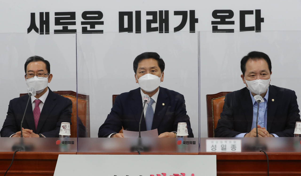 김기현 국민의힘 당 대표 권한대행 겸 원내대표(가운데)가 31일 서울 여의도 국회에서 열린 비상대책위원회의에서 발언하고 있다. 이상섭 기자/