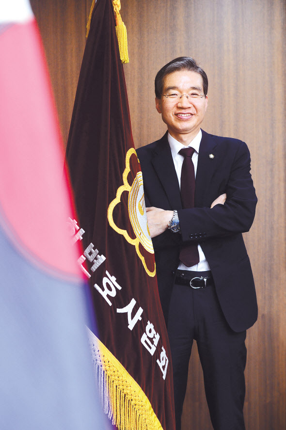 이종엽 대한변호사협회장은 지난 1월 2년간의 임기를 시작했다. 잠깐의 검사 생활을 거쳐 인천 지역에서 변호사로 활동했고, 청년 변호사들의 지지를 받으며 대한변협 회장에 당선했다. 박해묵 기자