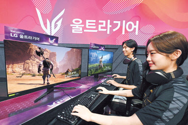 LG전자가 LG 울트라기어 게이밍 모니터 신제품(32GP850)을 선보인다고 31일 밝혔다. 모델들이 울트라기어 모니터로 게임을 즐기고 있다. [LG전자 제공]