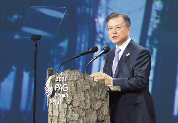 문재인 대통령이 30일 오후 서울 동대문디자인플라자(DDP)에서 열린 ‘2021 P4G 서울 녹색미래 정상회의’ 개회식에서 연설하고 있다. [연합]