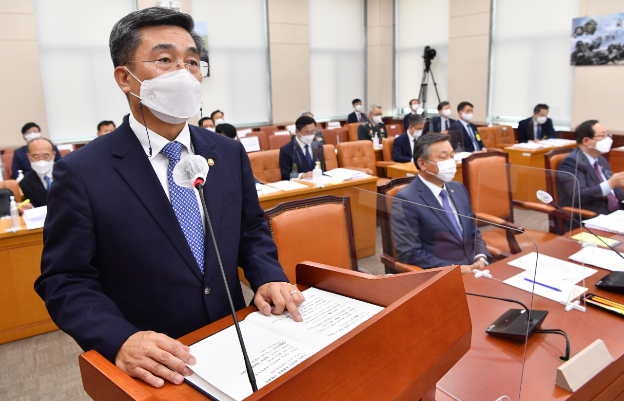 국방부는 31일 장병 부실급식 논란과 관련해 하반기부터 격리장병에게 ‘컵밥’을 제공하고 지휘관 동석식사 등 현장점검을 강화하겠다고 밝혔다. 서욱 국방부 장관이 이날 국회 국방위원회에서 업무보고를 하고 있다. [연합]