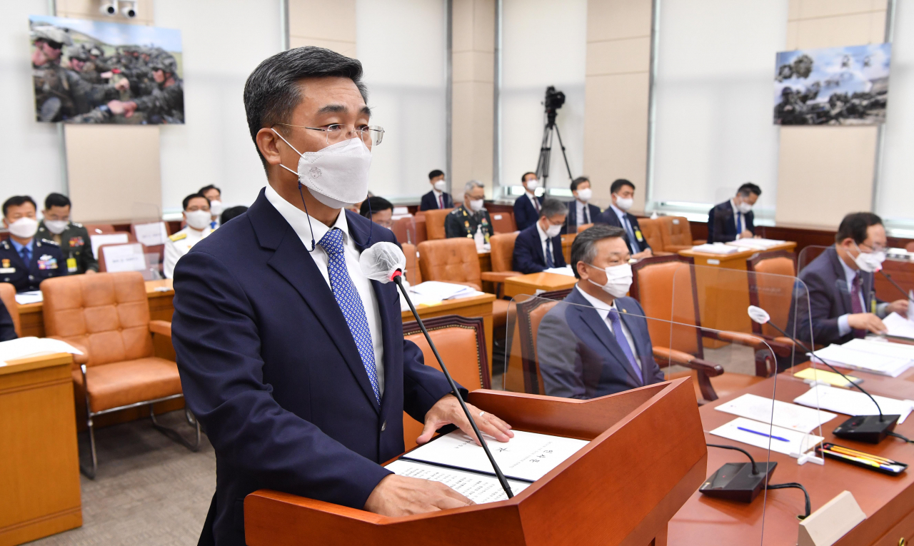 국방부는 31일 장병 부실급식 논란과 관련해 하반기부터 격리장병에게 ‘컵밥’을 제공하고 현장점검을 강화하겠다고 밝혔다. 서욱 국방부 장관이 이날 국회 국방위원회에서 업무보고를 하고 있다. [연합]