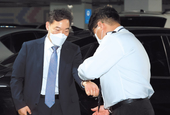김오수 검찰총장 후보자가 31일 오전 인사청문회 준비단 사무실이 마련된 서초구 서울고등검찰청으로 출근하며 청사 내부로 들어가기 전 체온 측정을 받고 있다. [연합]