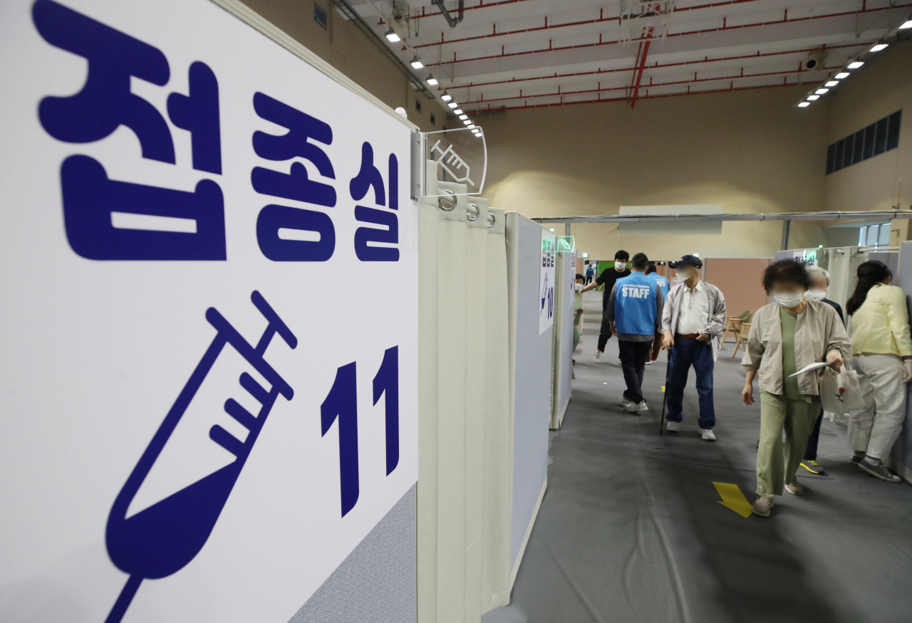 휴일인 지난 29일 오전 서울 동작구 코로나19 예방접종센터가 설치된 사당종합체육관에서 시민들이 접종실로 향하고 있다. [연합]