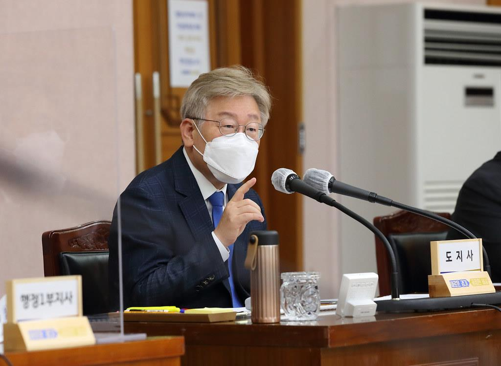 27일 경기도청 회의실에서 이재명 경기도지사가 5월 확대간부회의를 주재하고 있다. [경기도 제공]