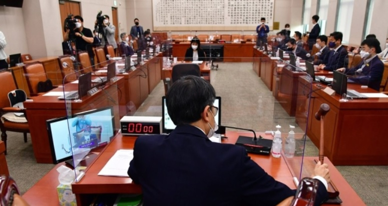 31일 오전 국회에서 열린 법제사법위원회 전체회의에 국민의힘 의원들이 불참한 가운데 법사위원장 직무대리인 더불어민주당 박주민 간사가 민주당 등 범여권 의원들과 김오수 검찰총장 후보자 인사청문보고서를 채택하고 있다.[연합]