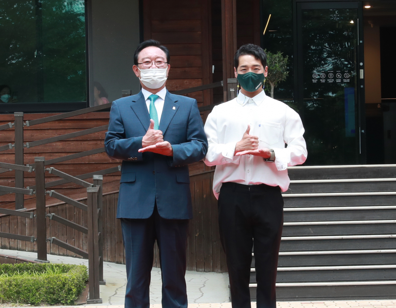 31일 울산홍보대사로 위촉된 트로트 가수 박군이 송철호 시장과 기념촬영을 하고 있다.