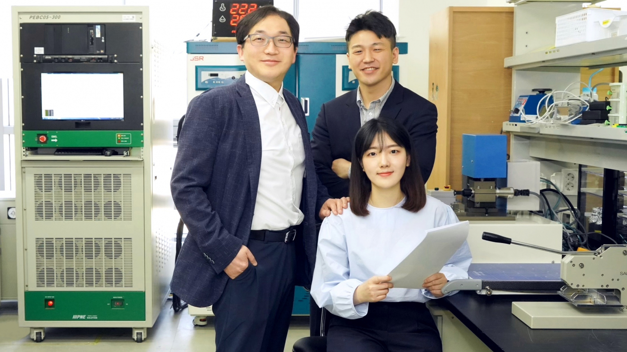 이용민(왼쪽)·이홍경(가운데) 교수, 진다희(앞쪽) 박사 과정.[DGIST 제공]