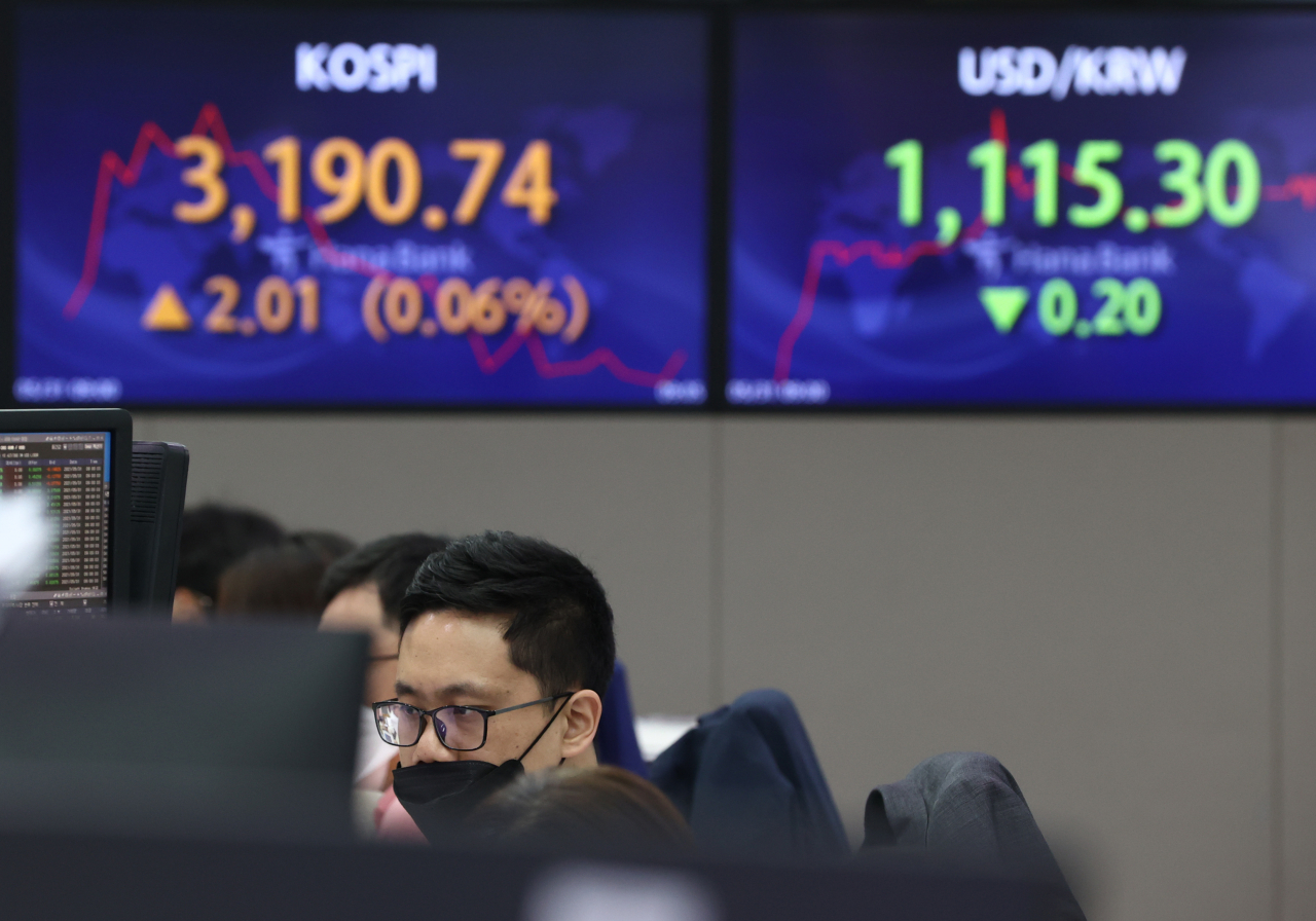 31일 오전 명동 하나은행 본점 딜링룸 전광판에 실시간 코스피가 표시돼 있다. [연합]