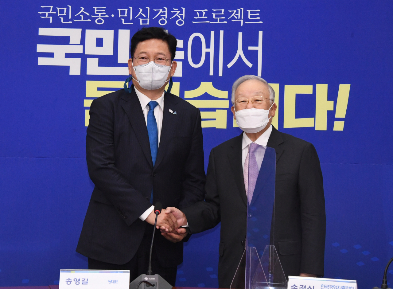 송영길 더불어민주당 대표(왼쪽)가 31일 오후 국회를 방문한 손경식 한국경영자총협회 회장과 기념촬영을 하고 있다. 이상섭 기자