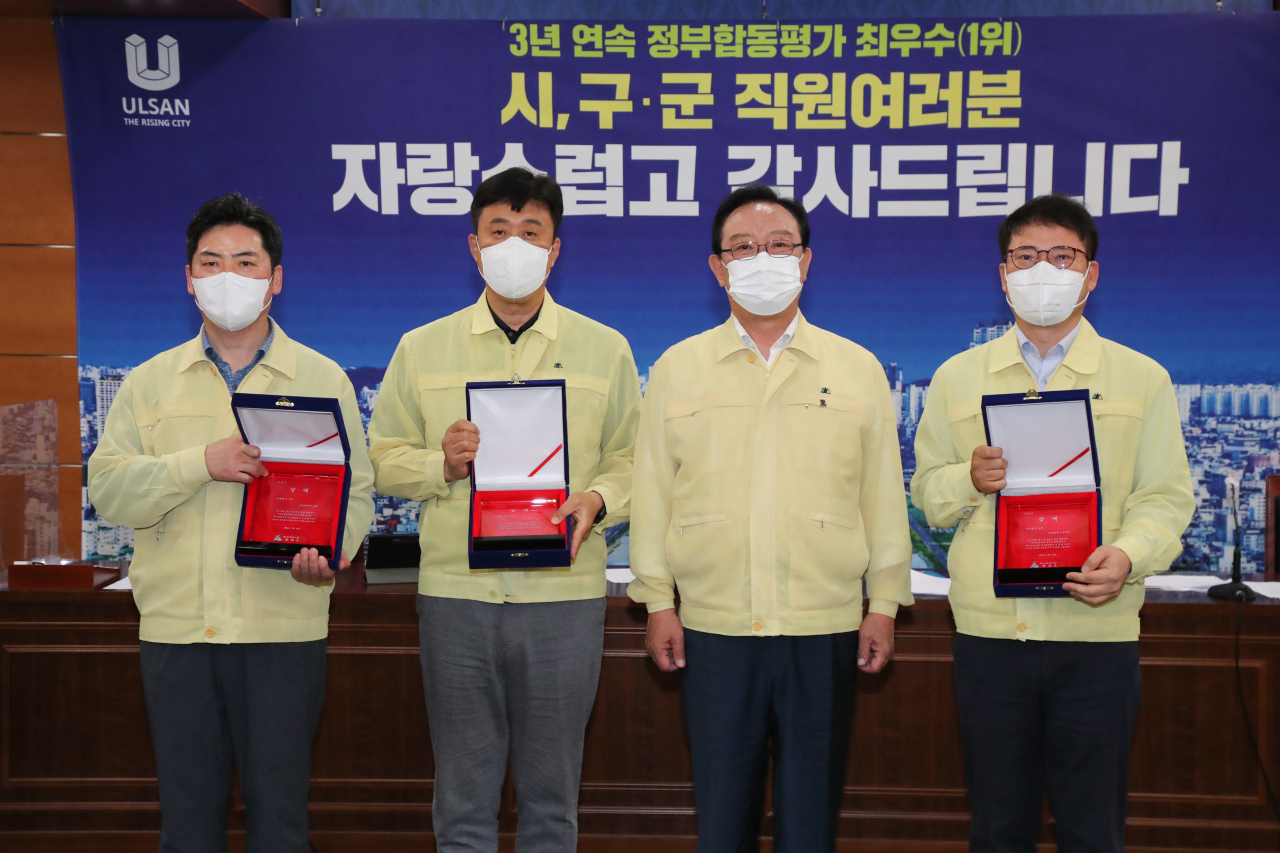 울산시는 31일 시청 본관 상황실에서 송철호 시장을 비롯해 부시장, 실·국·본부장, 구·군 부단체장 등이 참석한 가운데 ‘정부합동평가 시상 및 결의행사’를 개최했다.