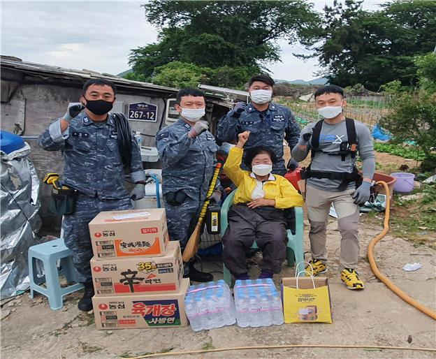 경남 창원시 진해지역 독거노인 주택에서 상사 조현민, 조경민, 이현진, 이윤재 부사관이 봉사활동 후 기념 촬영을 하고 있다.